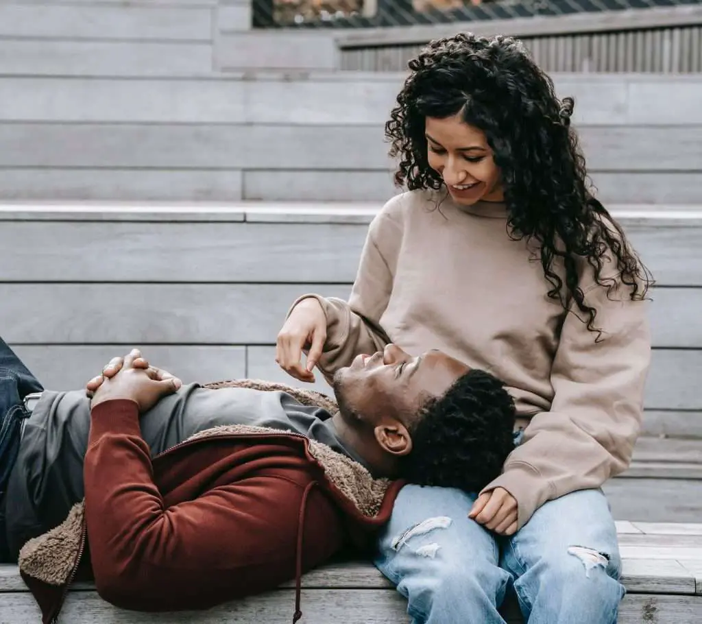 Pareja compartiendo un momento romántico: Poemas Sexuales