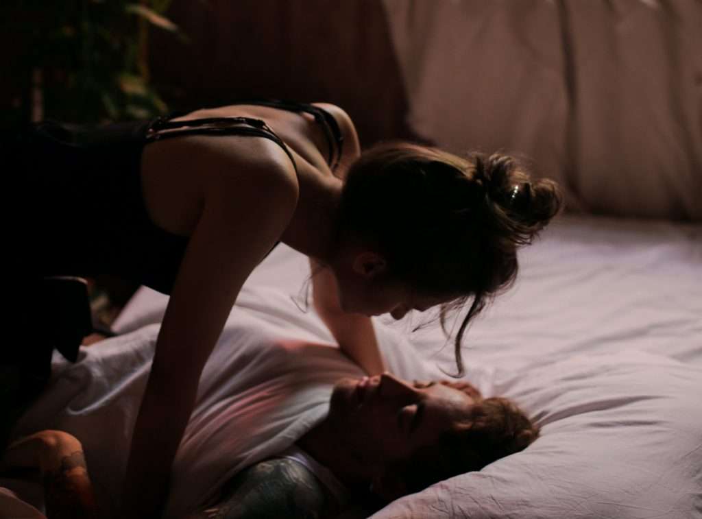 Pareja en la cama-Poemas Sexuales