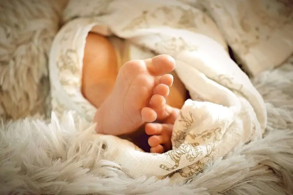 baby girl's toes  with blanket